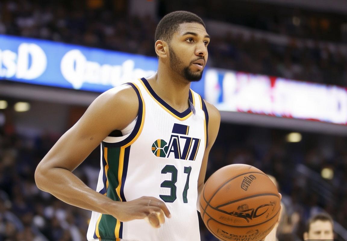 鲁迪·戈贝尔NBA常规赛总篮板数破万！最佳防守球员生涯篮板突破一万，助力森林狼双塔构筑顶级防守